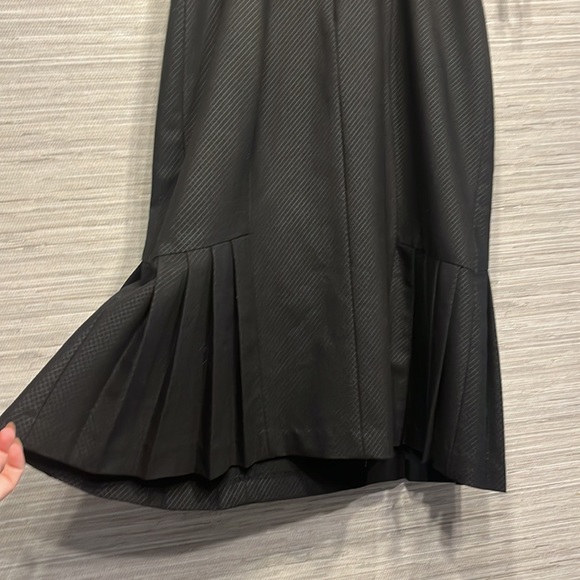 Form fitting black dress - Picture 5 of 6